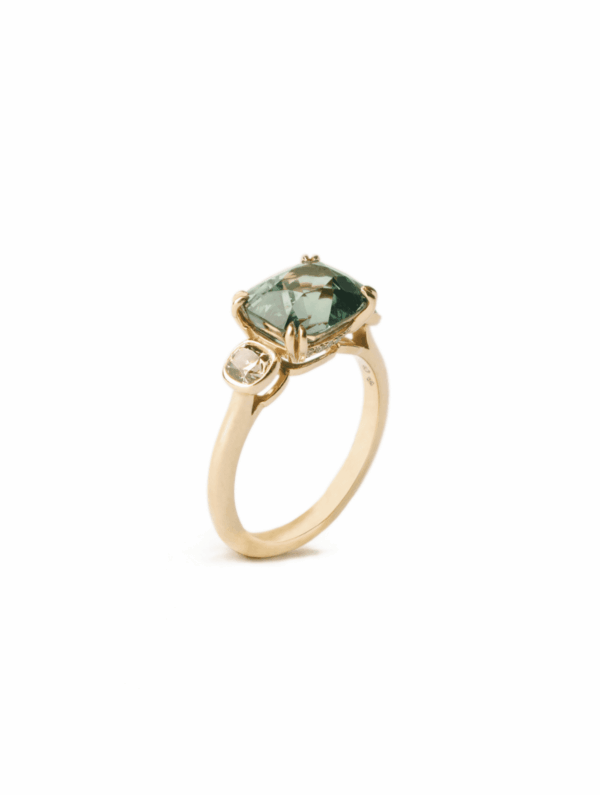 Bague sur-mesure or jaune, saphir vert et diamants champagne