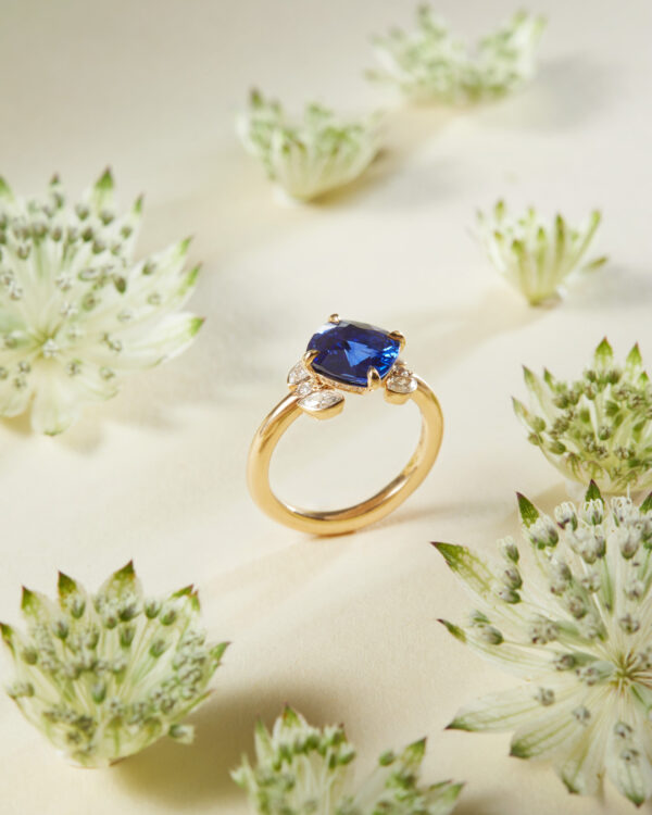Bague sur-mesure or jaune, saphir bleu et diamants blancs – Image 2