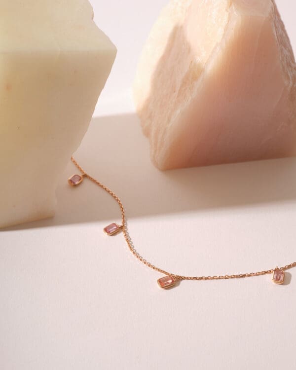 collier spitzberg or rose et saphirs roses