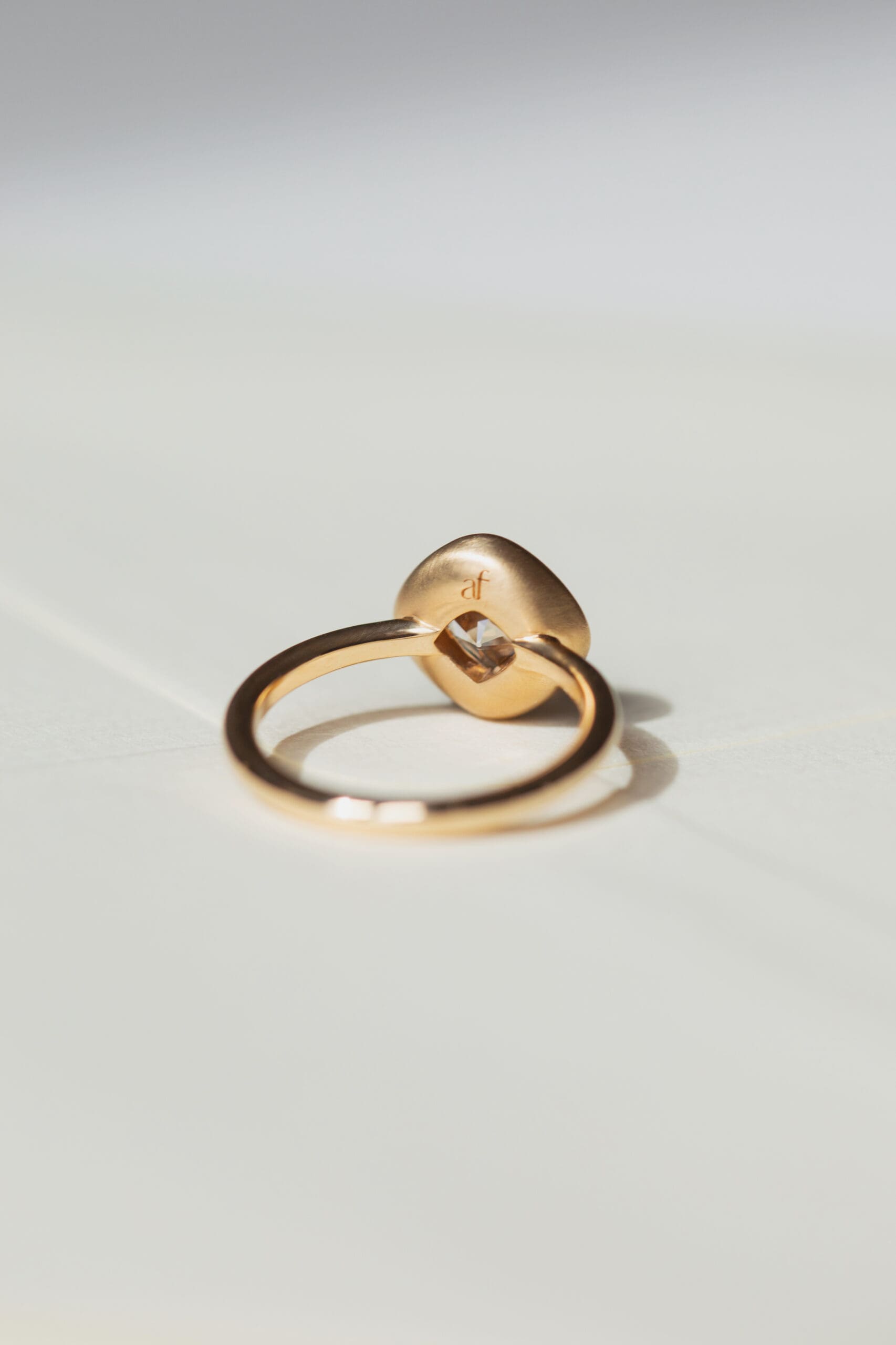 Bague Praslin or jaune et diamant brun – Image 4