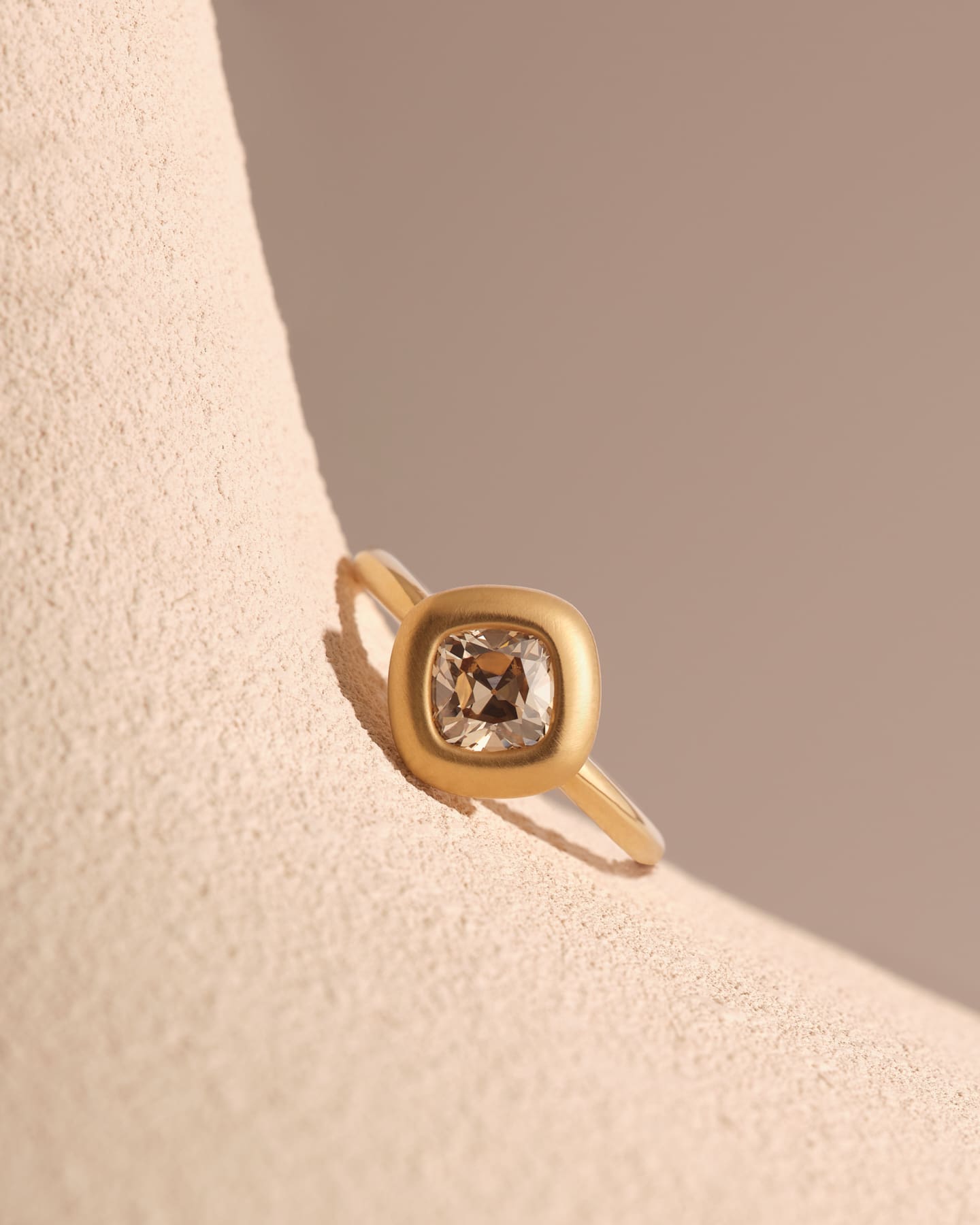 Bague Praslin or jaune et diamant brun – Image 3